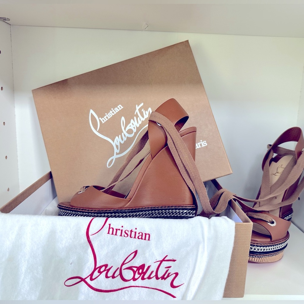 Like NEW! CHRISTIAN LOUBOUTIN Shiny Calfskin Tribuli 140 Wedge Sandals Sz 39 (9)